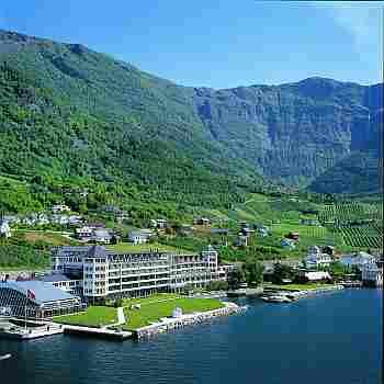 Desembarque y continuación en autocar hacia Bergen. Alojamiento en Bergen. DIA 12 / MARTES BERGEN - LOFTHUS Desayuno y visita de la ciudad.