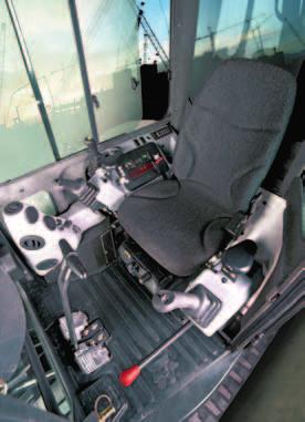 facilita los trabajos de nivelación Los nuevos pedales de desplazamiento ergonómicos y plegables mejoran la comodidad en la cabina.