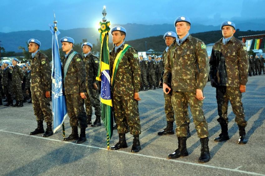 Entrega de medallas de Naciones Unidas a las tropas del XVI Contingente Brasileño.