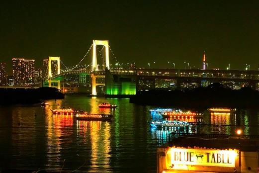Después llegaremos a Odaiba donde disfrutaremos de un atardecer mágico con el puente Rainbow Bridge y la bahía de Tokyo como protagonistas.
