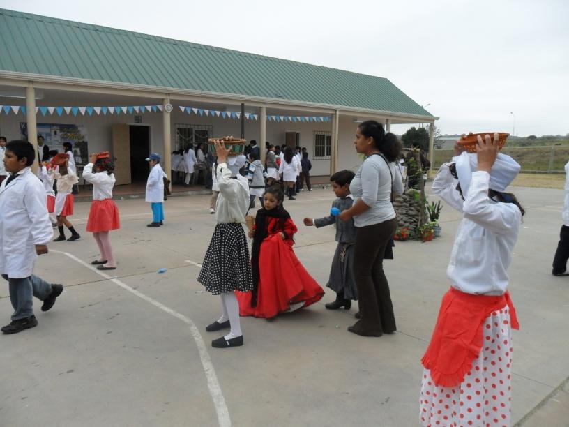 También algunos estudiantes realizaron danzas Padres, maestros,