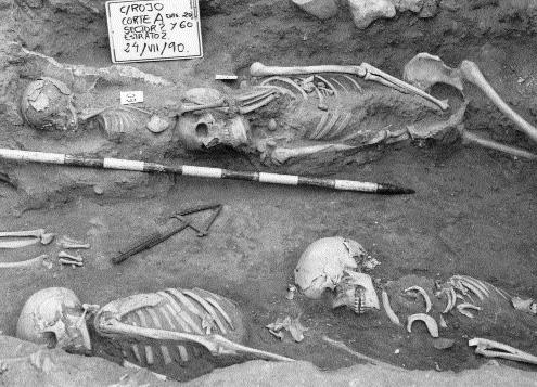 EXCAVACIONES DE URGENCIA EN LA CALLE ROJO N.º 2, LORCA Lám. 4. Enterramientos 20 y 60 al fondo. En primer plano los esqueletos 25 y 26. unidas sobre la zona púbica.