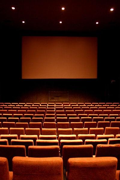 Cines Los cines comerciales negocian directamente con las distribuidoras (que ejercen un monopolio de todo el circuito), por lo que se necesitan empresas intermediarias para acceder a las salas