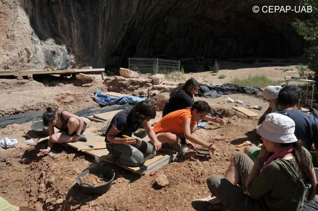 Actualmente, sabemos que el yacimiento de Cova Gran es un depósito arqueológico clave para comprender la historia de los últimos Neandertales y la aparición de los primeros humanos anatómicamente