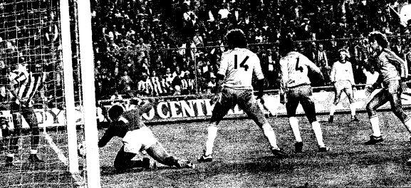 7 / 8 21 de abril de 1978 ATLÉTICO DE MADRID - BRASIL 0-3 Estadio Vicente Calderón (50000). Árbitro: Soto Montesinos (España). Goles: 0-1 (29') Nunes. 0-2 (52') Toninho. 0-3 (71') Mendonça.