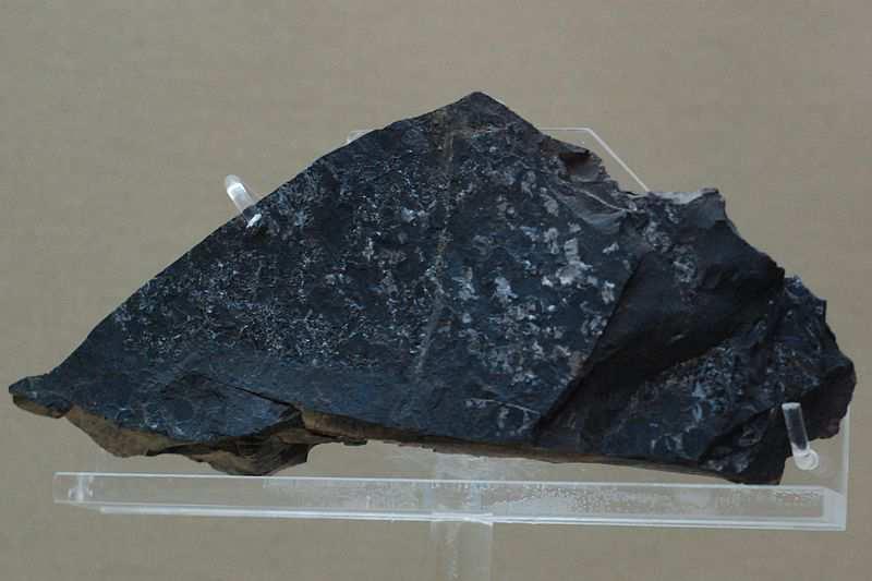 Los esquistos bituminosos Son rocas arcillosas porosas que contienen materia orgánica transformada con