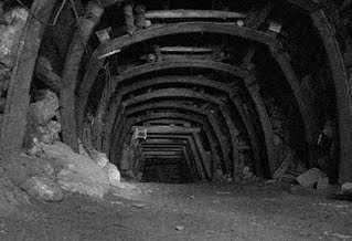 Minería subterránea: se excava una red de pozos y galerías que va siguiendo las vetas.