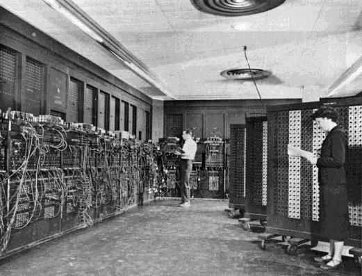 Se caracteriza por el rasgo más prominente de la ENIAC (Computador e Integrador Numérico Electrónico): tubos de vacío (bulbos) y programación basada en el lenguaje de