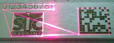 cabezal galvanométrico (dos espejos) Longitud de fibra óptica: 2 m Un sistema de guía láser (trazado láser rojo) para visualizar la posición del marcado y facilitar los