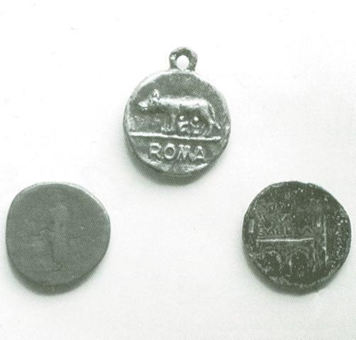 Monedas y Medalla con la efigie de Agripa Restos romanos en el Paraje de la Viña Restos de Teja Romana (hallada en el término de Sotoserrano)