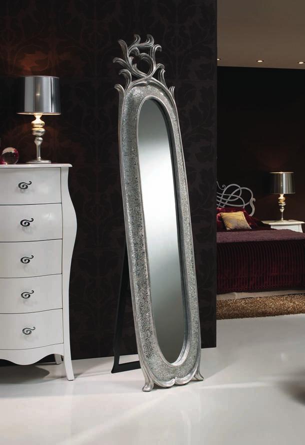 37 GAUDÍ Espejo con marco de poliuretano moldeado, decorado con mosaico de espejo quebrado y detalles en pan de plata. Se puede colgar a pared o colocar de pie mediante pata abatible.