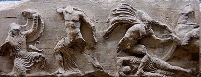 El fris és de relleus, en sentit narratiu, descriu les lluites entre grecs i perses, a les Guerres Mèdiques, i també de la Guerra del Peloponès,