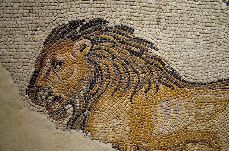 Mosaico: Perfeccionaron los mosaicos griegos. Teselas pequeñas piezas de piedra de colores sobre una capa de cemento decorar paredes y suelos.