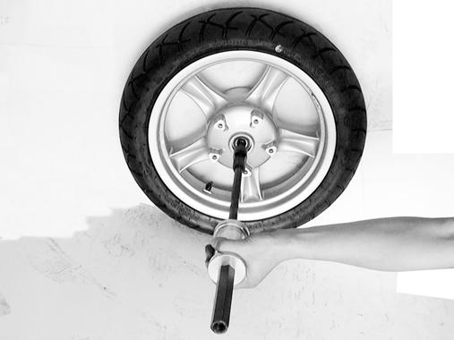 Herramienta especial: Extractor de rodamientos E037 NOTA: Sustituya los rodamientos de la rueda por parejas. No reutilice los rodamientos viejos.