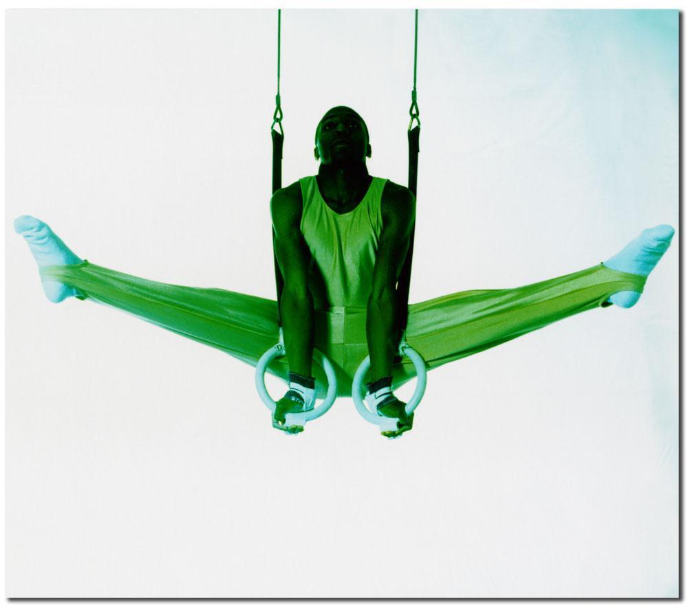 Ejemplo de anillos olímpicos Gymnast of mass 55 kg hangs from still rings.