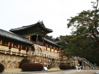 30 Septiembre Seúl Suwon Yongin - Seúl Domingo Pensión Completa Traslado a Suwon para visitar la Fortaleza Hwaseong, fue diseñada en 1794 siguiendo las últimas novedades arquitectónicas de estilo