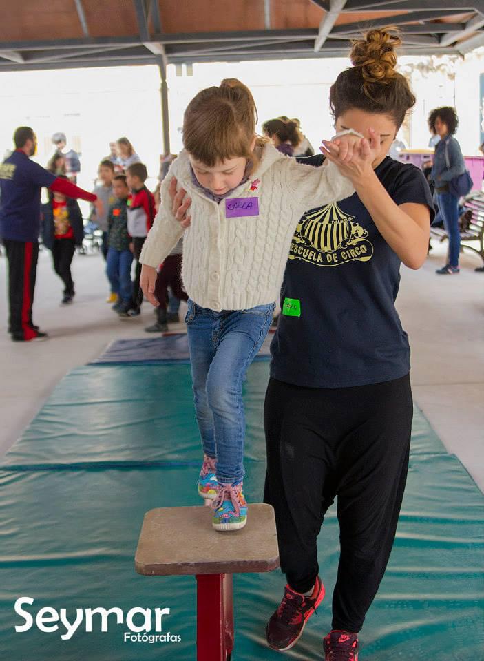 TALLERES Los talleres de circo están enfocados a educar a través de técnicas circenses, adquiriendo un hábito de trabajo mediante el juego con habilidades saludables.