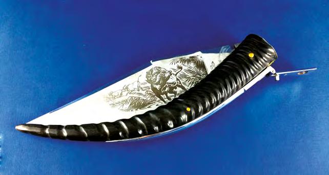 vaina en metal niquelado con una anilla. Largo total: 27,5 cm. 130. Cuchillo plegable alemán con cachas de asta de ciervo y vaina original en cuero.