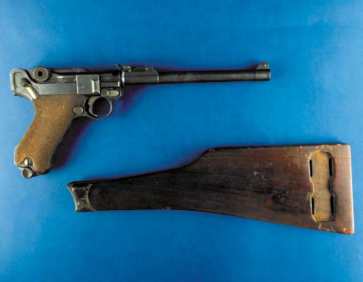 Pistola Colt, modelo 1911 A1, calibre 45 parquizada color verde, cachas en baquelita marrón dos cargadores. Número de serie 1123784. 240.