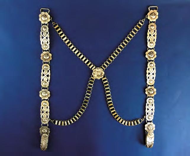 Flores. 387. Cabezada en eslabones de plata, con medallón central en plata y oro con iniciales J.B.