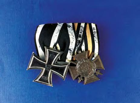 27 25. Conjunto de tres piezas: dos condecoraciones con certificado y una barra de cintillas del Ejército de la URSS. 26. Dos condecoraciones alemanas WWI: Cruz Hierro 1939 2da.