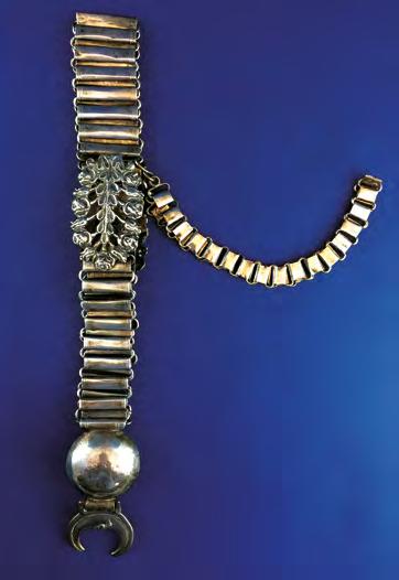 462. Cabo de arreador chileno en plata con detalles cincelados y repujados, iniciales T. M., con doble argolla. Largo: 27 cm. Peso: 130 grs. 463.