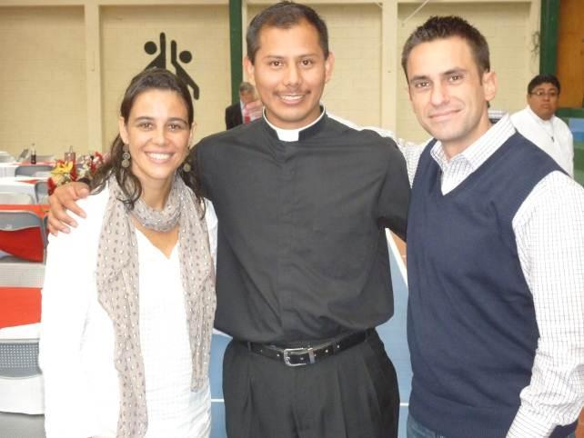 Juan Mendoza y Rubén García, cuando visitó Costa Rica para participar de la ordenación diaconal de Federico.