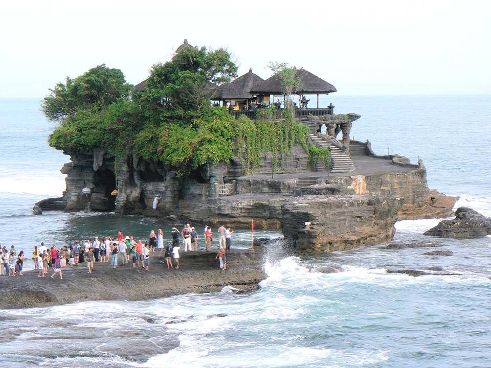 EXTENSIÓN BALI DÍA 1.- DENPASAR (BALI) - UBUD Llegada a Bali y traslado a Ubud, el centro geográfico y cultural de la isla. DÍA 2.