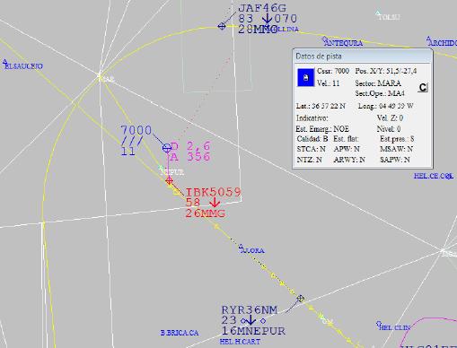 - La imagen muestra a la Aeronave 2 en descenso a través de 5800 ft, en aproximación a la RWY 13 de LEMG y a la Aeronave 1 [respondiendo 7000] con altitud desconocida, en las proximidades del punto