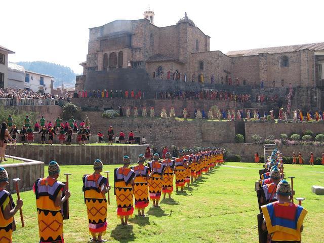 Daremos Inicio al City Tours visitando la Plaza de Armas, Catedral del Cusco, Museo Casa del Inca Garcilaso del vega famoso escritor de los Comentarios reales, Museo de Arte Popular, piedra de los 12
