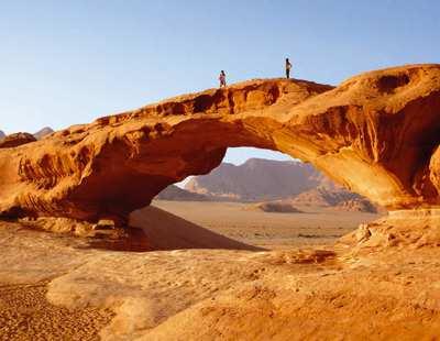 Ciudad situada en el extremo sudoeste de Jordania, siendo una de las pocas localidades costeras de este país y que da su nombre al Golfo de Aqaba. Conocida por sus balnearios y hoteles de lujo.
