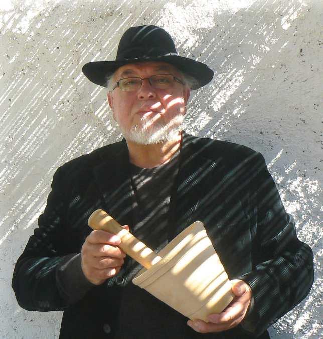 Manuel Luna Manuel Luna es un antropólogo, músico, e intérprete, cuya preocupación por la cultura tradicional española y particularmente por su música, le ha llevado a combinar el rigor de la