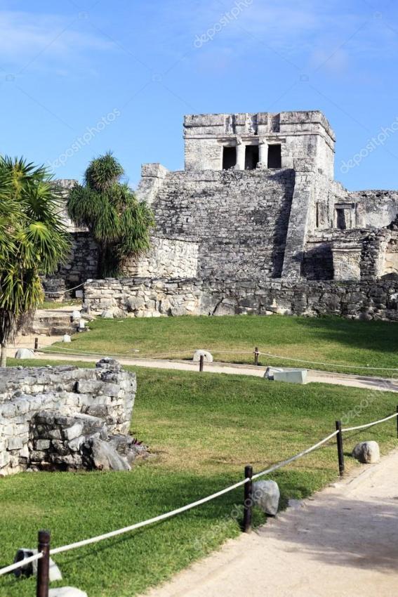 el 25 de marzo Las Ruinas de Tulum: una de las ciudades finales que los mayas vivieron en Aquí, pueden bucear con animales acuáticos (como peces bonitos) y dar una caminata en el bosque.