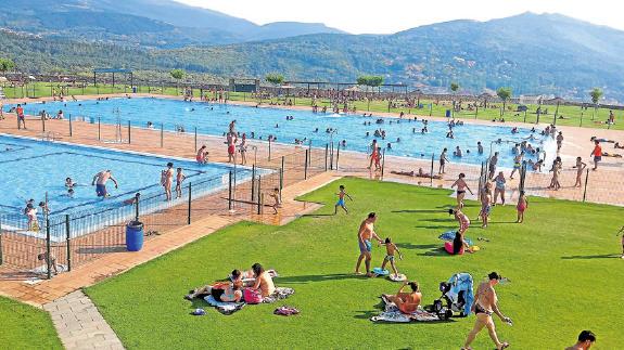 También utilizaremos las Piscinas Municipales de La Cerrallana, lugar en el que la ciudad de Béjar cuenta con un excelente campo de balonmano playa y una piscina olímpica rodeada de gran extensión de