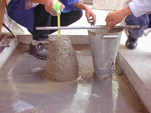 2.4) Utilizando la varilla de compactación, enrase el concreto apoyándose en el borde superior del cono. Una vez enrasado, limpie el exceso de concreto que haya alrededor del cono en su parte baja. 2.