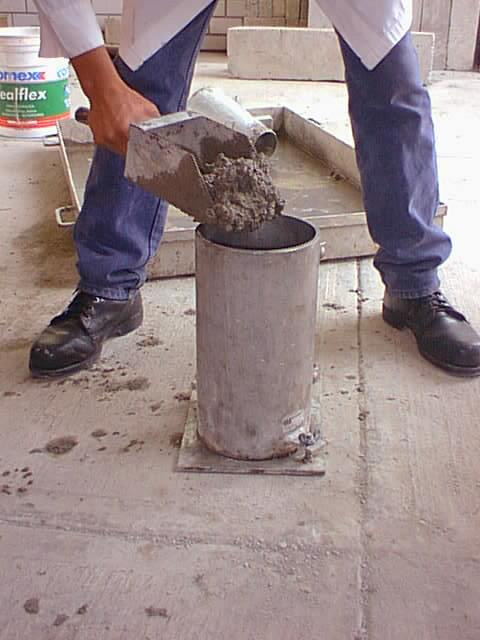 distribuida el cuerpo del molde con un martillo de goma de 10 a 15 veces para evitar oquedades.