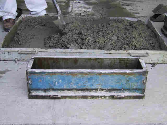 1) Revise que los moldes estén bien sellados y ajustados para evitar pérdidas de material de la mezcla de concreto. 3.2.
