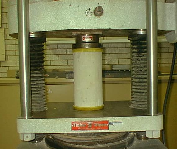 Placa de carga superior Bloque de carga con asiento esférico Cilindro de concreto 30.0 cm Placa de carga inferior Fig. 7.10 2.