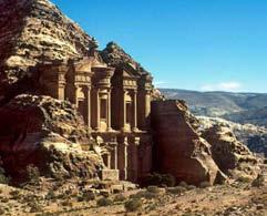 Completaremos la ruta con una visita a Jerash una de las ciudades de la Decápolis. Además de pasar por el Mar Muerto y los interesantes mosaicos de Madaba.