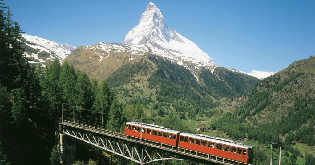 Aquellos que lo deseen y de manera opcional podrán ascender con otro tren de montaña, más arriba hasta Zermatt y el Gornegrat, a 3089 metros, disfrutando de la maravillosa vista frente al mítico