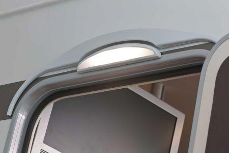 También la potente luz LED exterior con repisa anti-lluvia está incluida en el equipamiento de serie.