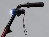 H9400 LINTERNA LED PORTÁTIL Una abrazadera giratoria que se adapta sin necesidad de herramientas, incorpora una potente linterna de leds.