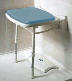 Este asiento de ducha con patas y montado en pared es la alternativa apropiada cuando se desea tener un asiento siempre disponible, pero que se pueda abatir fácilmente dejando la ducha libre.