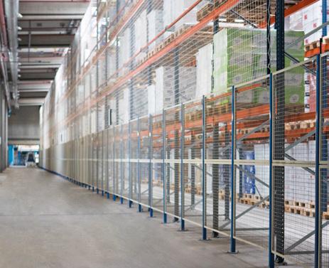 Las carretillas AGV ejecutan las funciones que, en un almacén no automático, serían realizadas por los operarios mediante carretillas tradicionales, como el traslado de la mercancía desde el centro