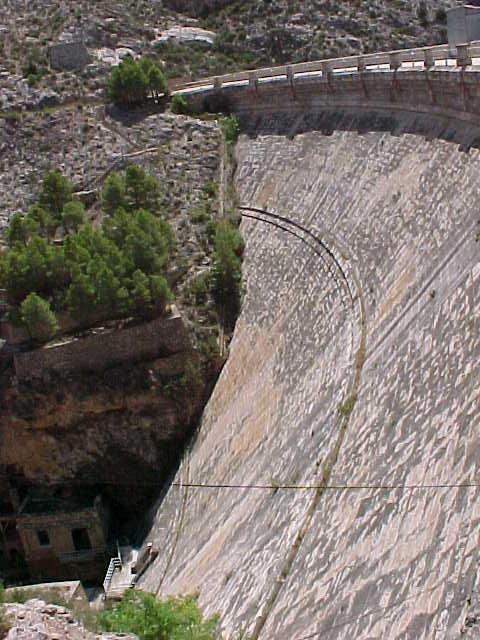 La naturalidad de las aportaciones de caudales sólidos también se ve afectada por la presencia de la presa de Cueva Foradada, ya que supone una barrera para todos los sedimentos que se han generado