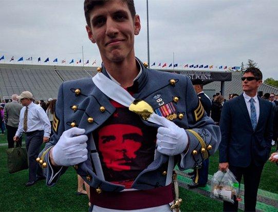 www.juventudrebelde.cu El Che bajo el uniforme de un cadete de West Point Autor: Tomada de Facebook Publicado: 27/09/2017 05:52 pm Increíble!