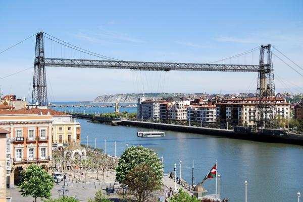 Al acabar la visita, anirem a Portugalete per visitar el seu conegut Puente Colgante (visita programada a les 12:30). Temps lliure per dinar.