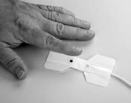 5. Cómo colocar el sensor para el dedo Para aplicar el Sensor del Dedo, use el dedo índice de la mano más cerca al lugar donde se colocará la Unidad de Cabecera