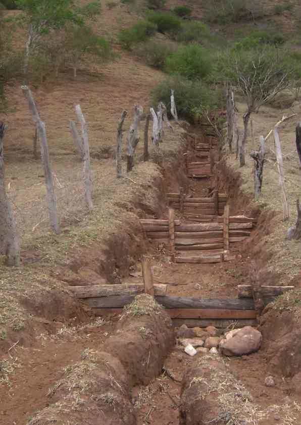 8 Restauración de Cárcavas (Comunidad Santa Rita) Las cárcavas son los socavones producidos en los suelos de lugares con pendientes pronunciada a causa de la altas precipitaciones.