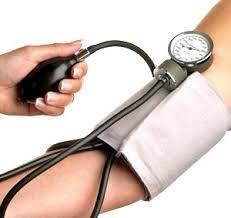 La tensión arterial es la fuerza que ejerce la sangre contra las paredes de los vasos (arterias) al ser bombeada por el corazón.